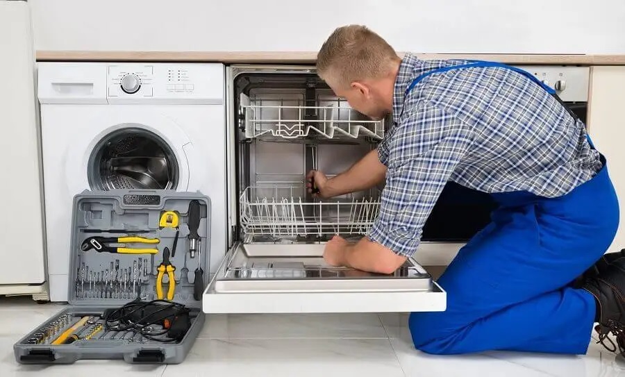 Köprübaşı Hotpoint servisi teknisyen ekibi beyaz eşya tamiri yaparken